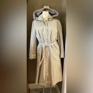 Vtg London Fog womens trench coat (Winter Lining) Women’s size 12Petite, beige